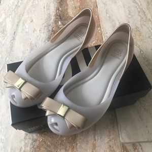 Mel by Melissa beige/gold shoes youth size 2G